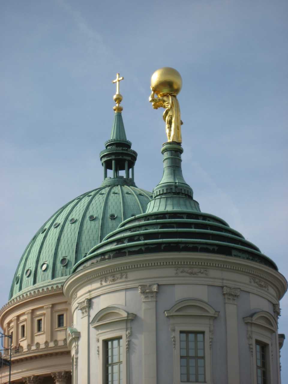 Der goldene Atlas auf dem Alten Rathaus vor der Kuppel der Nikolaikirche am Alten Markt